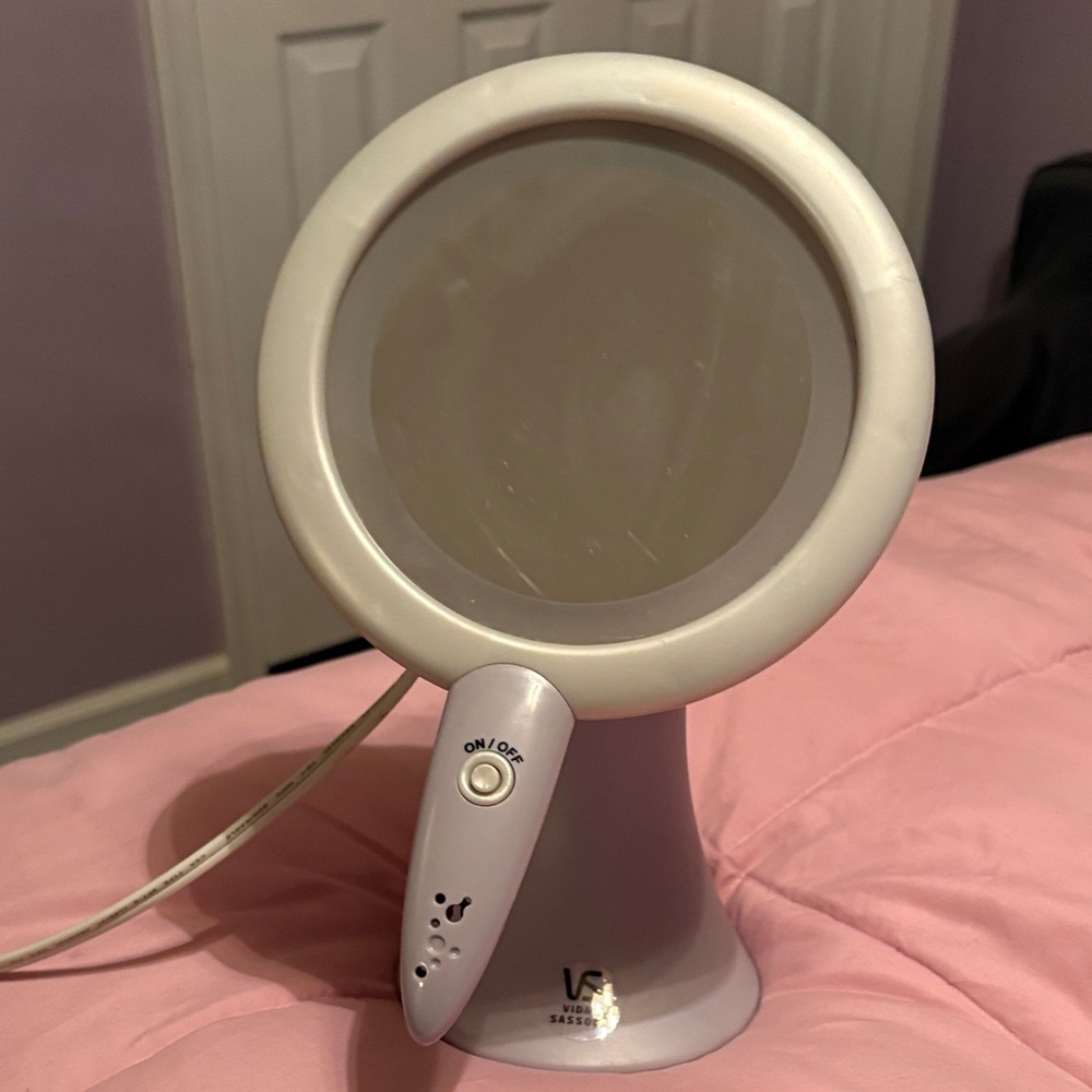 VS Sassoon White Hair Styling Mirror with Light